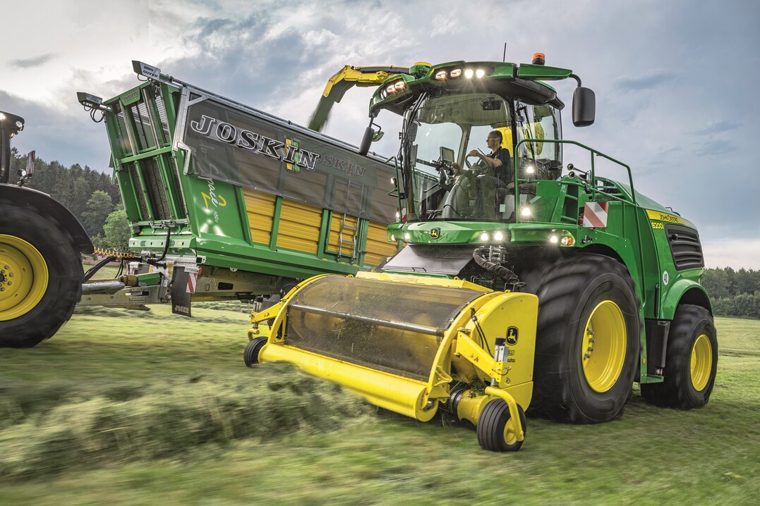 Mit dem Modelljahr 23 überarbeitet John Deere
sein Feldhäcksler Portfolio der 8000er und 9000er Baureihe.
