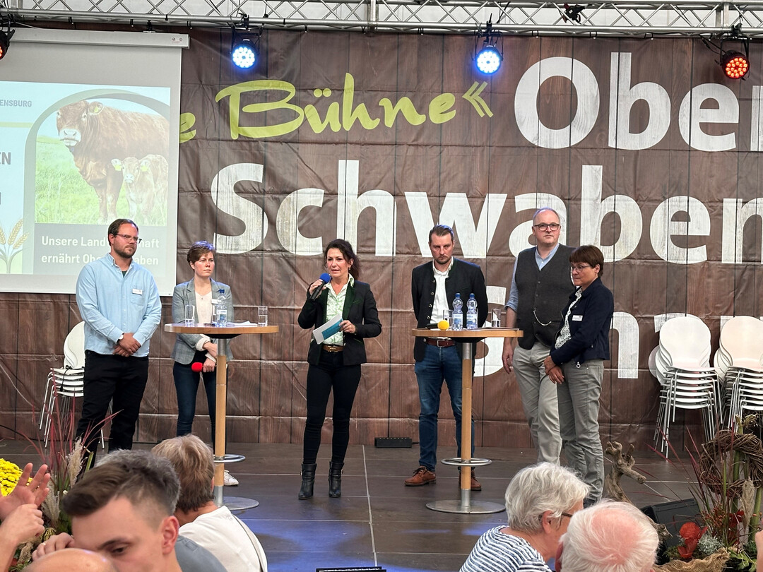 Podiumsdiskussion beim Fachgesprch des Landwirtschaftsamtes Ravensburg mit (v. l.) Obstbauberater Philipp Fitz-Koch; Maria Koch, Landwirtin und Mitarbeiterin im Landwirtschaftsamt; Moderatorin Andrea Gmeinder, Leiterin des Landwirtschaftsamtes im Landratsamt Ravensburg; Stephan Leitl, Vorstandsvorsitzender BAGAllgu-Oberschwaben eG; Hermann Gttler, Stelzenmhle in Bad Wurzach, und Sabine Weiland, Ernhrungszentrum Allgu-Oberschwaben.