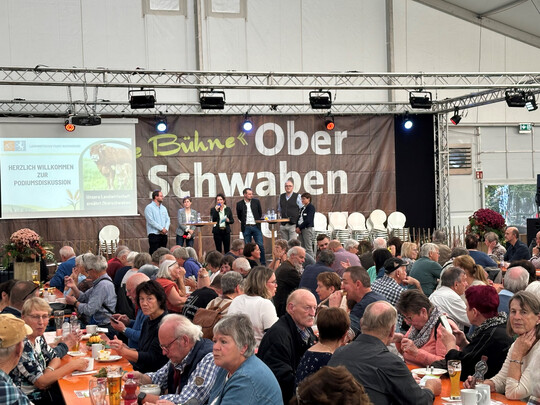 Die Podiumsdiskussion in Halle 11 beim Fachgespräch des Landwirtschaftsamtes Ravensburg war gut besucht.