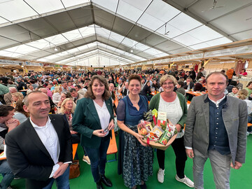 Kundgebung auf der Oberschwabenschau/Agraria Oberschwaben 2024 (v. l.): Thomas Ltsch, Dezernent im Landratsamt Ravensburg; Juliane Vees, Vorsitzende der Landfrauen Wrttemberg-Hohenzollern; Gastrednerin Christine Singer, bayerische Landesbuerin und Mitglied im Europaparlament fr die Freien Whler; Roswitha Geyer-Fler, LBV-Vizeprsidentin und Vorsitzende im Kreisbauernverband Allgu-Oberschwaben, und Franz Schnberger, Vorsitzender im Kreisbauernverband Allgu-Oberschwaben.