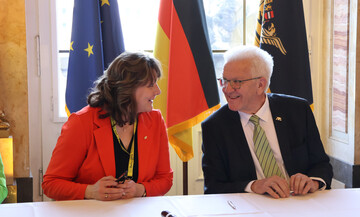 Im Austausch: Ministerprsident Winfried Kretschmann und Prsidentin Juliane Vees, derzeit Vorsitzende der Arbeitsgemeinschaft der Landfrauenverbnde beim Strategiedialog Landwirtschaft.