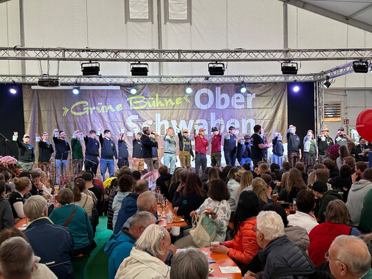 Die Vertreter von 20 Gruppen im Kreis Ravensburg auf der Bhne bei der Oberschwabenschau/Agraria Oberschwaben 2024 am Tag der Landjugend.
