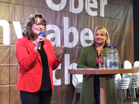 Prsidentin Juliane Vees und Ministerialdirektorin Isabel Kling informierten ber das Programm Innovative Manahmen, das Frauen bei der Unternehmensgrndung untersttzt.