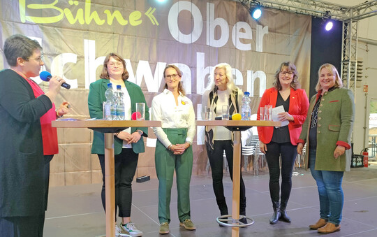 Eine Talkrunde mit (v. l.) Landfrauen-Geschftsfhrerin Martina Krattenmacher, Anne Hrle-Lffler, Johanna Keler, Olga Ruoff, Prsidentin Juliane Vees und Ministerialdirektorin Isabel Kling vom MLR griff auf, mit welchen Hrden Frauen auf dem Weg in die Selbststndigkeit zu kmpfen haben.