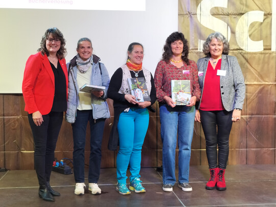 Prsidentin Juliane Vees (l.) und Vizeprsidentin Doris Hrle (r.) freuen sich mit (v. l.) Monika Duller, Annemarie Halder und Maria Motz ber Buchpreise, die sie beim Landfrauen-Gewinnspiel gewonnen haben. 
