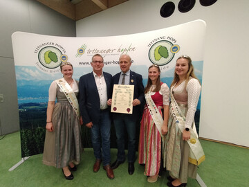 Vorsitzender Wolfgang Ruther (l.) zeichnete im Beisein der Hopfenhoheiten Konrad Renz, den langjhrigen Rechtsbeistand des Tettnanger Hopfenpflanzerverbandes, zum Ritter des Hopfenordens aus. 