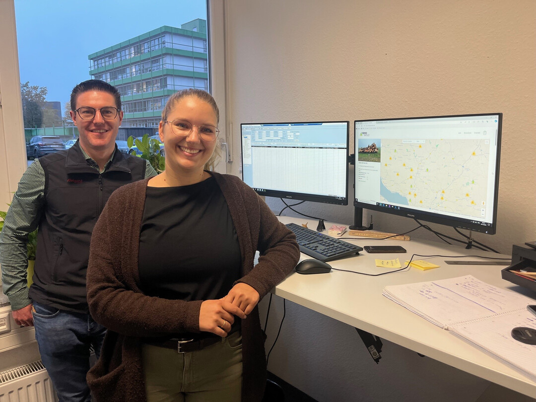 Freuen sich ber den neuen Online-Shop: Sebastian Hornstein und Saskia Reise von Genoholz erlutern den digitalen Brennholzverkauf auf der Geschftsstelle in Weingarten.