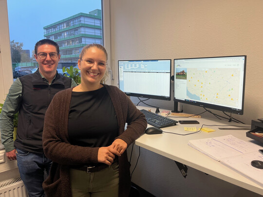 Freuen sich ber den neuen Online-Shop: Sebastian Hornstein und Saskia Reise von Genoholz erlutern den digitalen Brennholzverkauf auf der Geschftsstelle in Weingarten.