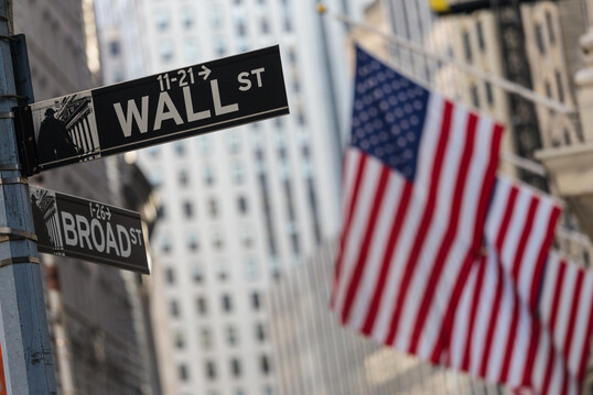 Die New Yorker Wall Street, das Herz der US-Brsenwelt, zieht Anleger weltweit an und prgt mit ihren Kursbewegungen die globale Wirtschaft.