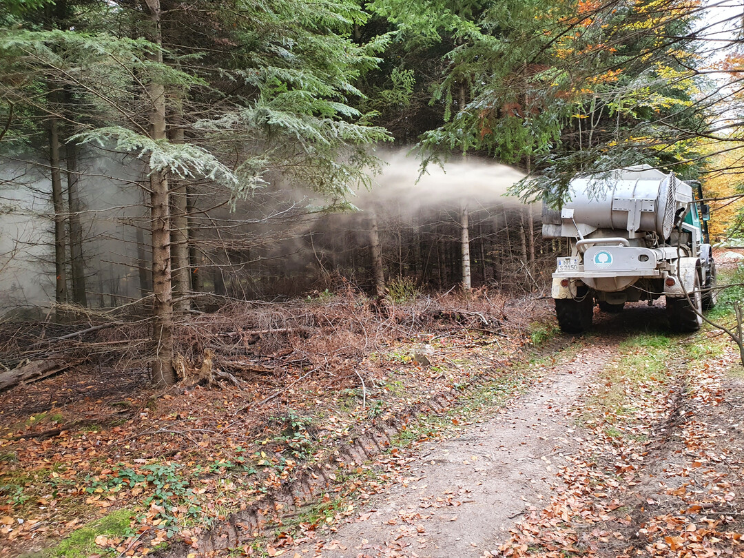 Bodenschutzkalkung im Wald mit Verblasegert.