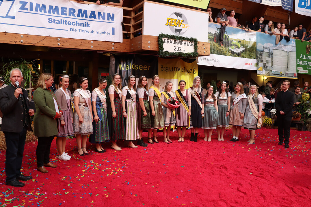 Tanja Hofer, Kilegg, Christine Kempter, Argenbhl, und Lisa-Marie Renz, Ulm, waren angetreten, um das Amtder Braunviehknigin von Isabell Allmendinger zu bernehmen.