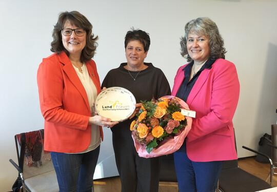 Nach 15 Jahren an der Spitze der Landfrauen Wrttemberg-Hohenzollern kandidierte Juliane Vees (l.) nicht erneut. Die bisherigen Vizeprsidentinnen Christa Fuchs und Doris Hrle (r.) berreichten ihr zum Abschied aus dem Amt eine Schale, auf der alle Kreisvorsitzenden unterzeichnet haben sowie einen Blumengru.