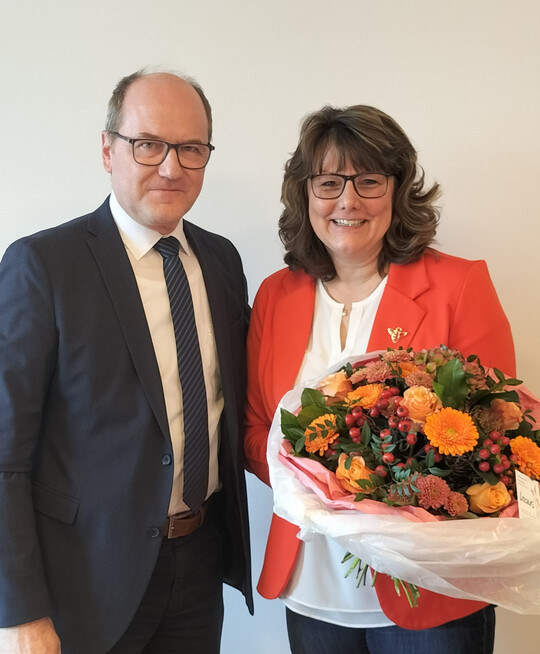 Fr eine ber Jahre hinweg gute und vertrauensvolle Zusammenarbeit bedankte sich LBV-Vizeprsident Hans-Benno Wichert bei der scheidenden Prsidentin Juliane Vees.