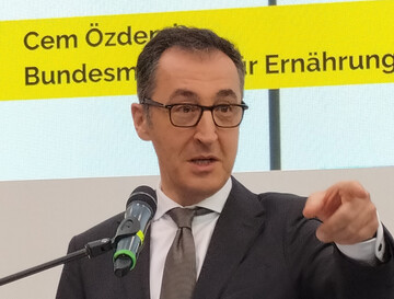 Bundeslandwirtschaftsminister Cem zdemir beim Besuch der Messe Fruchtwelt Bodensee