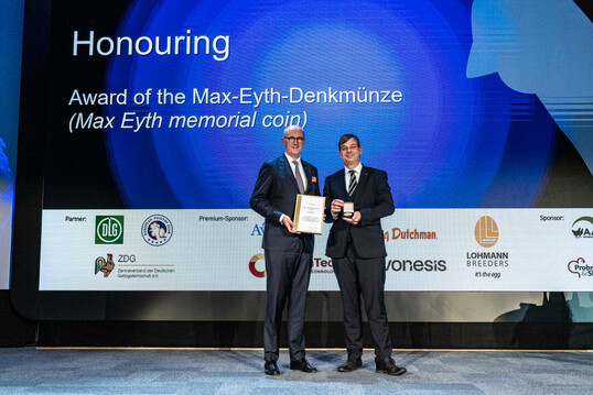 Bernd Meerpohl (l.) wurde vom DLG-Vorstand mit der Max-Eyth-Denkmnze in Gold geehrt. DLG-Prsident Hubertus Paetow bergab Medaille und Urkunde im Rahmen des International Poultry Events.