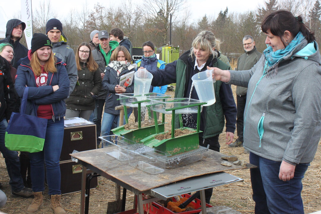 Mit dem Regensimulator wurde die Wassererosion und der Bodenabtrag simuliert.