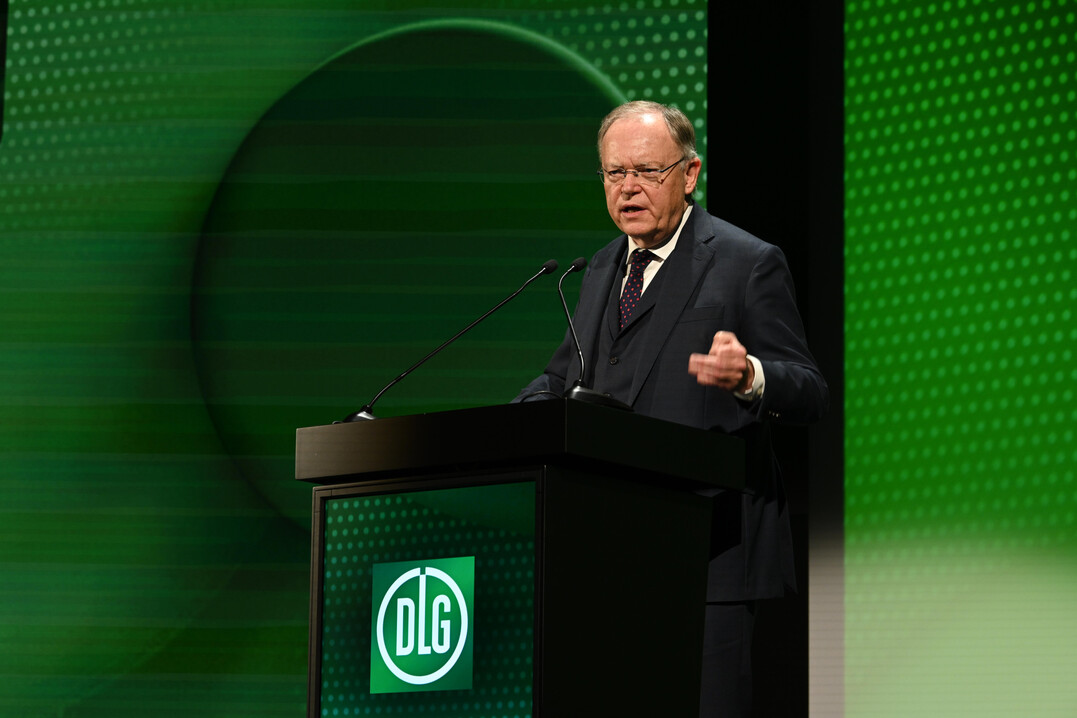 2 Der niederschsische Ministerprsident Stephan Weil freute sich darber, dass die EuroTier 2024 mit ihren zahlreichen Lsungen und Innovationen fr drngende Fragen der Branche in Hannover zu Gast ist.