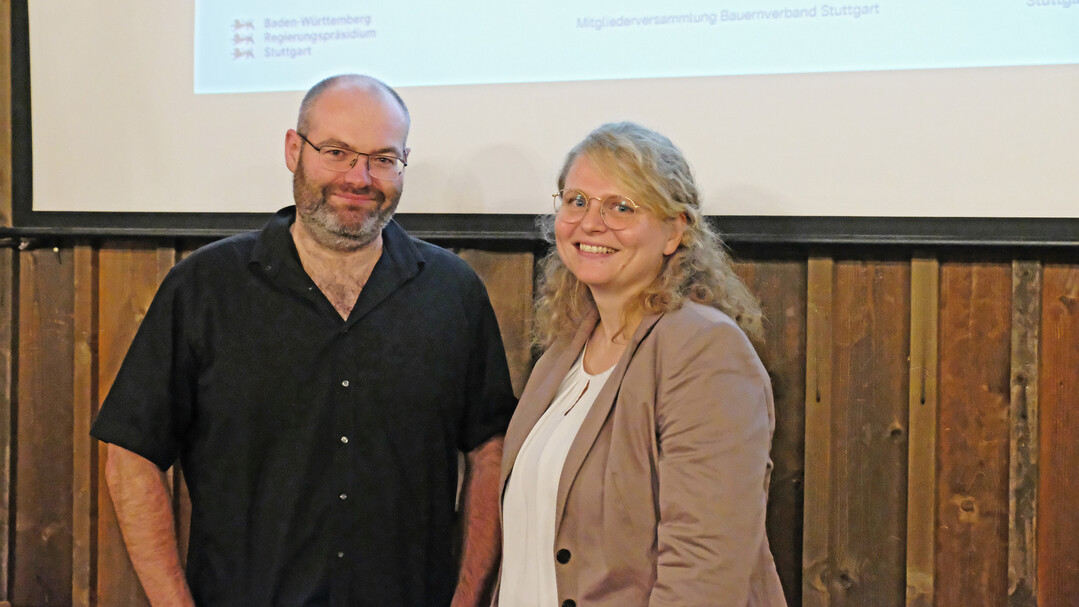 Dr. Jochen Brust, Vorsitzender des Bauernverbandes Stuttgart, dankt Julia Eisele vom Regierungsprsidium Stuttgart fr ihren Vortrag ber die wertvollen Stuttgarter Bden.