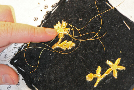 Die Goldstickerei ist ein filigranes Handwerk, das nur noch wenige ausben.