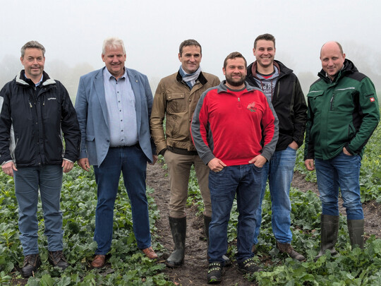 Von links: Michael Zettel und Karl Endri vom KBV Biberach-Sigmaringen, die Landwirte Hubert Henle, Lukas Bidmon und Linus Habdank von der Betriebsgemeinschaft Laupheim-Wain und Michael Ziesel vom Landwirtschaftsamt Biberach auf der Rapsversuchsflche in Laupheim.