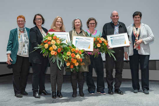 Zu sehen sind von links:

Frau Dr. Petra Sindern, Vizeprsidentin, Bundesverband der praktizierenden Tierrzte (bpt), Julia von Gablenz, Vorsitzende, Bundesverband fr Tiergesundheit (BfT), Beate Greindl, Preistrgerin Silber, Eva Maria Gtz, Preistrgerin Gold gemeinsam mit Lennart Pyritz (nicht im Bild), Dr. Katharina Radelof und Christof Boy, Preistrger Bronze sowie Dr. Sabine Schller, Geschftsfhrerin BfT.