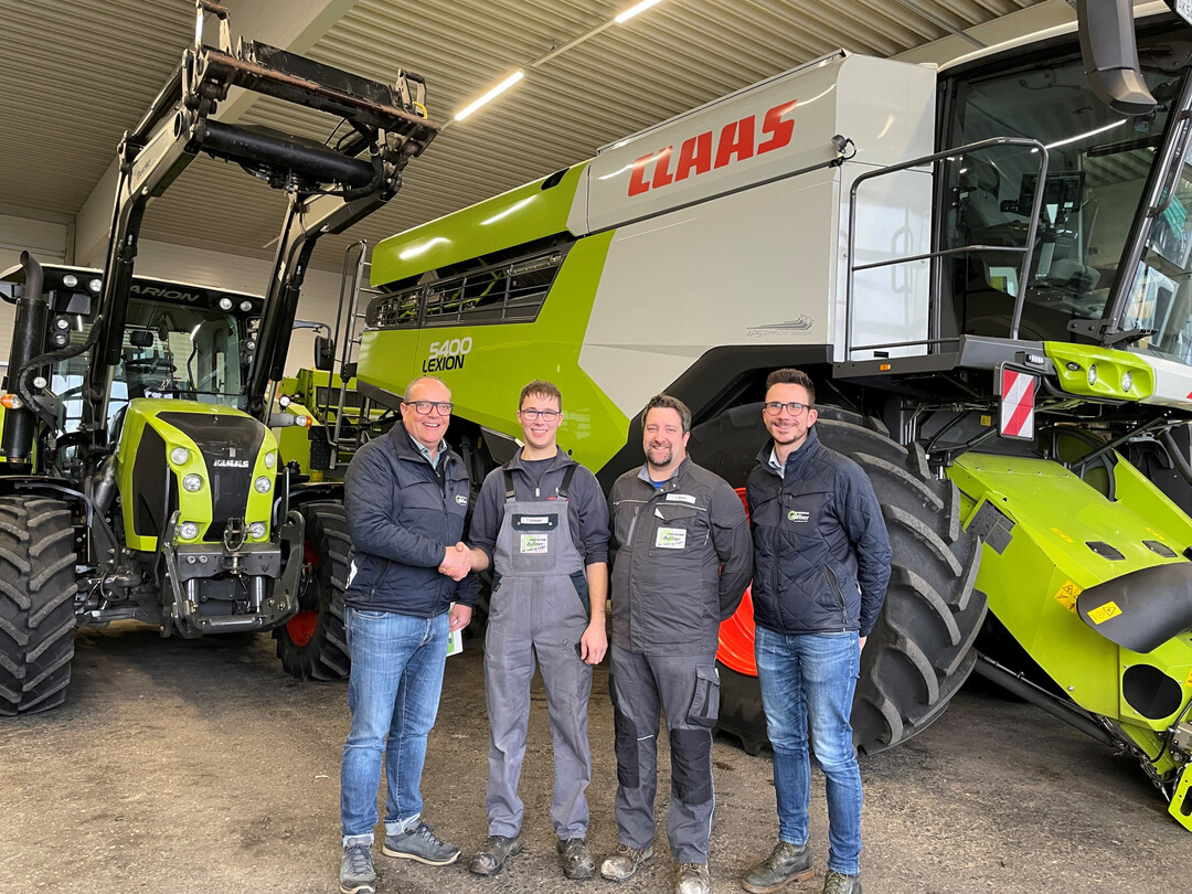 Danke fr die Top-Leistung (v.l.): Firmenchef Karl Josef Duffner gratuliert Tobias Schepper, Tobias Bleher und Philipp Eppinger 