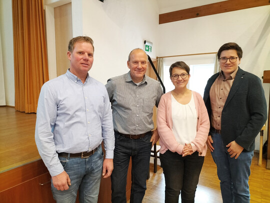 1 Klber und Rinder profitieren von einer bedarfsgerechten Versorgung und Aufstallung. Darin waren sich (v. l.)  Milchviehhalter Alexander Fuchs, Tierarzt und Klberblogger Dr. Peter Zieger, Silke Brndle-Maier, Fachbereich Landwirtschaft am Landratsamt (LRA) Sigmaringen, und Tobias Gumpper, Fachbereichsleiter Landwirtschaft am LRA Sigmaringen, einig. Auf dem Bild fehlt der dritte Referent, Dr. Christian Koch, Leiter des Hofguts Neumhle in Rheinland-Pfalz. Er war krankheitsbedingt online zugeschaltet.