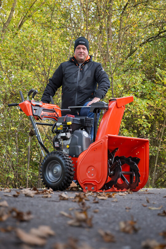 Roman Mhleck, Produktmarketing bei Ariens, erklrt die Vor- und Nachteile der verschiedenen Schneefrsenmodelle.