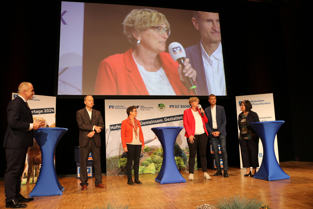 Volles Haus beim VR-Agrartag im Kulturhaus Schlo Laupheim. Es diskutierten (v. l.) Moderator Oliver Knab, die bergeber Dr. Josef Gnter und Erika Gnter, Rosi Geyer-Fler, LBV-Vizeprsidentin, Dr. Enno Bahrs, Uni Hohenheim, und Barbara Kathrein, entra Beratung agrar.