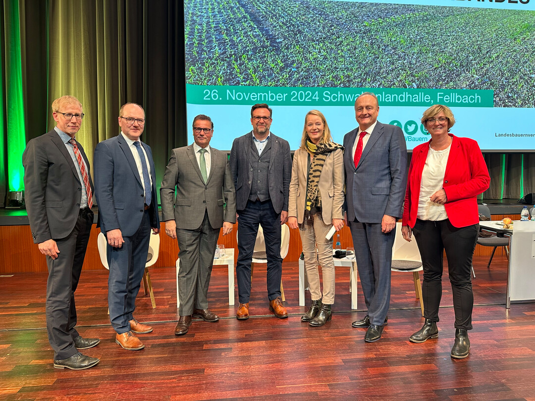 Mitgliederversammlung im Landesbauernverband 2024 (v. l.): LBV-Geschftsfhrer Marco Eberle, LBV-Vizeprsident Hans-Benno Wichert; Landwirtschaftsminister Peter Hauk; Moderator und BWagrar-Chefredakteur Guido Krisam; Umweltministerin Thekla Walker; LBV-Prsident Joachim Rukwied und LBV-Vizeprsidentin Roswitha Geyer-Fler.