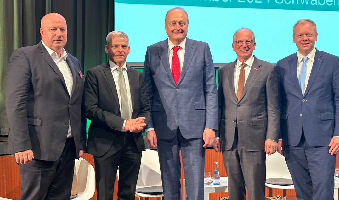 Mitgliederversammlung im Landesbauernverband 2024. Die Diskussionsteilnehmer (v.l.) Jrgen Mder, Vorstand EDEKA Sdwest; Rainer Reichhold, Prsident von Handewerk BW; LBV-Prsident Joachim Rukwied; Dr. Patrick Rapp, Staatssekretr im MInisterium fr Wirtschaft, Arbeit und Tourismus und Dr. Matthias Neth, Prsident im Sparkassenverband Baden-Wrttemberg.