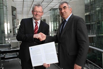  Milchbauern- und DBV-Vizeprsident Udo Folgart mit dem Alois Gerig, dem Vorsitzenden des Ausschusses fr Ernhrung und Landwirtschaft des Bundestags