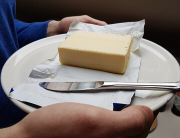 Butter wurde im September 2024 um 4,8 Prozent weniger hergestellt als zwlf Monate zuvor und auch die Produktion von Sahneerzeugnissen ging um 2,5 Prozent zurck. 