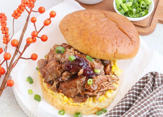Thankgsgivinggenuss mit dem Put: Der Pulled Turkey Brioche-Burger  ein Rezeptvorschlag der IDEG Kampagne.