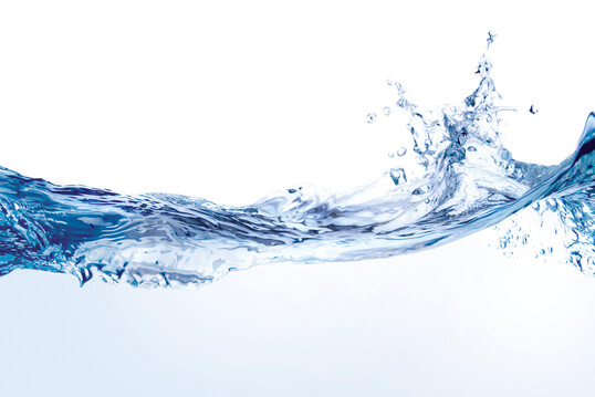 Blau-transparenter Wasserstrah mit einzelnen Tropfen, klare Wasseroberflche