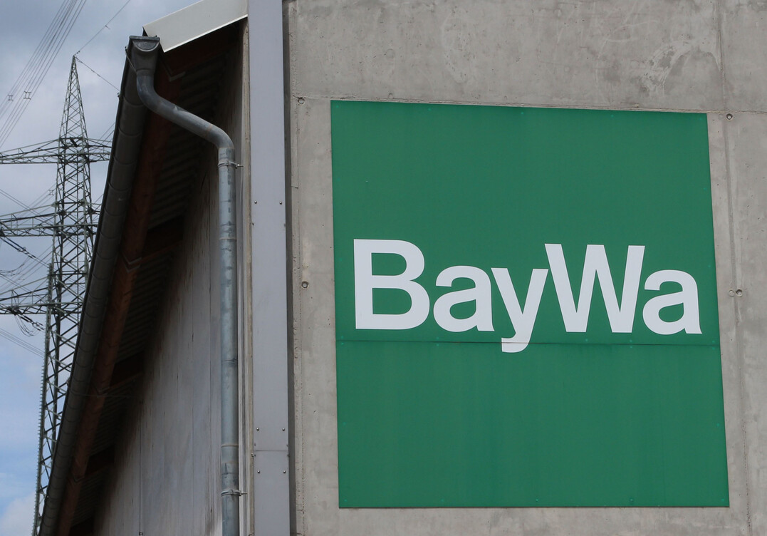 Das BayWa-Logo hngt an der Auenwand eines Lagergebudes. Das Handelsunternehmen will in der Flche sichtbar bleiben. Von rund 400 Standorten sollen lediglich 26 geschlossen werden.
