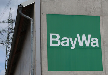 Das BayWa-Logo hngt an der Auenwand eines Lagergebudes. Das Handelsunternehmen will in der Flche sichtbar bleiben. Von rund 400 Standorten sollen lediglich 26 geschlossen werden.
