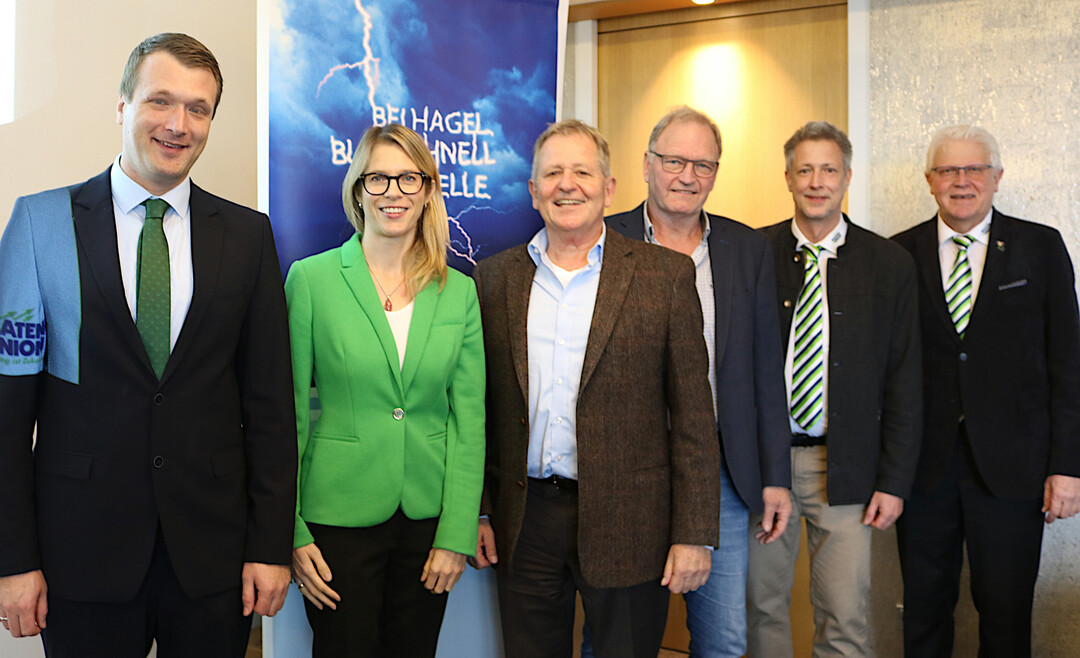 Um Risikomanagement ging es auf der Bezirksversammlung mit (v. l.): Friedrich Ehrmann, neuer Leiter Vereinigte Hagel Direktion Stuttgart, Stefanie Strebel, Geschftsfhrerin der Ceresal GmbH Mannheim, Ulrich Eppler, ehemaliger Leiter Direktion Stuttgart, Klaus Grieshaber, Bezirksvorsitzender Hegau, Karsten Gros, Spartenleiter Zwischenfrchte bei der Saatenunion, und Vertriebsberater Martin Munz.   