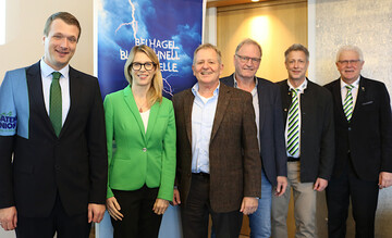 Um Risikomanagement ging es auf der Bezirksversammlung mit (v. l.): Friedrich Ehrmann, neuer Leiter Vereinigte Hagel Direktion Stuttgart, Stefanie Strebel, Geschftsfhrerin der Ceresal GmbH Mannheim, Ulrich Eppler, ehemaliger Leiter Direktion Stuttgart, Klaus Grieshaber, Bezirksvorsitzender Hegau, Karsten Gros, Spartenleiter Zwischenfrchte bei der Saatenunion, und Vertriebsberater Martin Munz. 