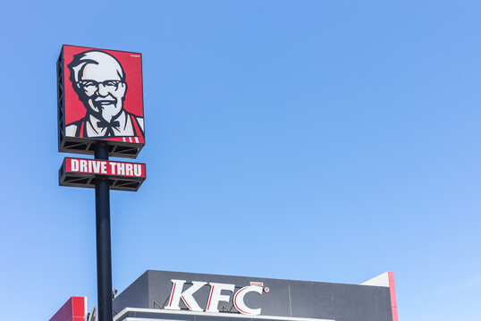 KFC unterzeichnete 2019 das Better Chicken Commitment.