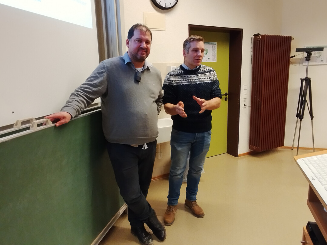 Wie lsst sich die Klimabilanz von Milchviehbetrieben verbessern? Eine Frage, die Prof. Dr. Stephan Schneider (l.) von der HfWU Nrtingen-Geislingen, und Mario Frese (r.), Milchviehhalter aus Hessen, bei dem gleichnamigen Klimafarm-Projekt des Landwirtes beschftigt.