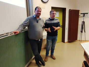 Wie lsst sich die Klimabilanz von Milchviehbetrieben verbessern? Eine Frage, die Prof. Dr. Stephan Schneider (l.) von der HfWU Nrtingen-Geislingen, und Mario Frese (r.), Milchviehhalter aus Hessen, bei dem gleichnamigen Klimafarm-Projekt des Landwirtes beschftigt.