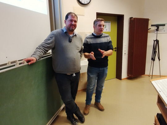 Wie lsst sich die Klimabilanz von Milchviehbetrieben verbessern? Eine Frage, die Prof. Dr. Stephan Schneider (l.) von der HfWU Nrtingen-Geislingen, und Mario Frese (r.), Milchviehhalter aus Hessen, bei dem gleichnamigen Klimafarm-Projekt des Landwirtes beschftigt.