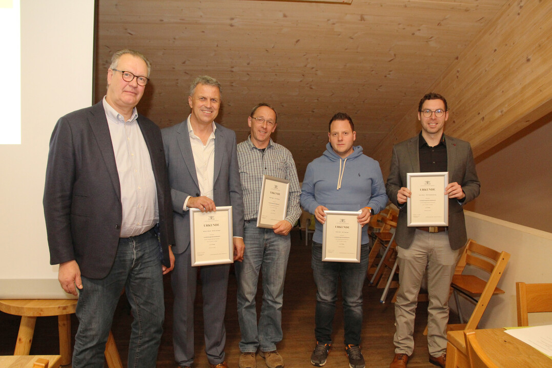 Die Ausrichter des Braugerstenwettbewerbs und die anwesenden Preisträger (v. l.): Andreas Hiby-Durst, Vorsitzender der Landesbraugerstenstelle, Karl-Otto Sprinzing, Walter Ziegler, Simon Sitzler und Kevin Braun.