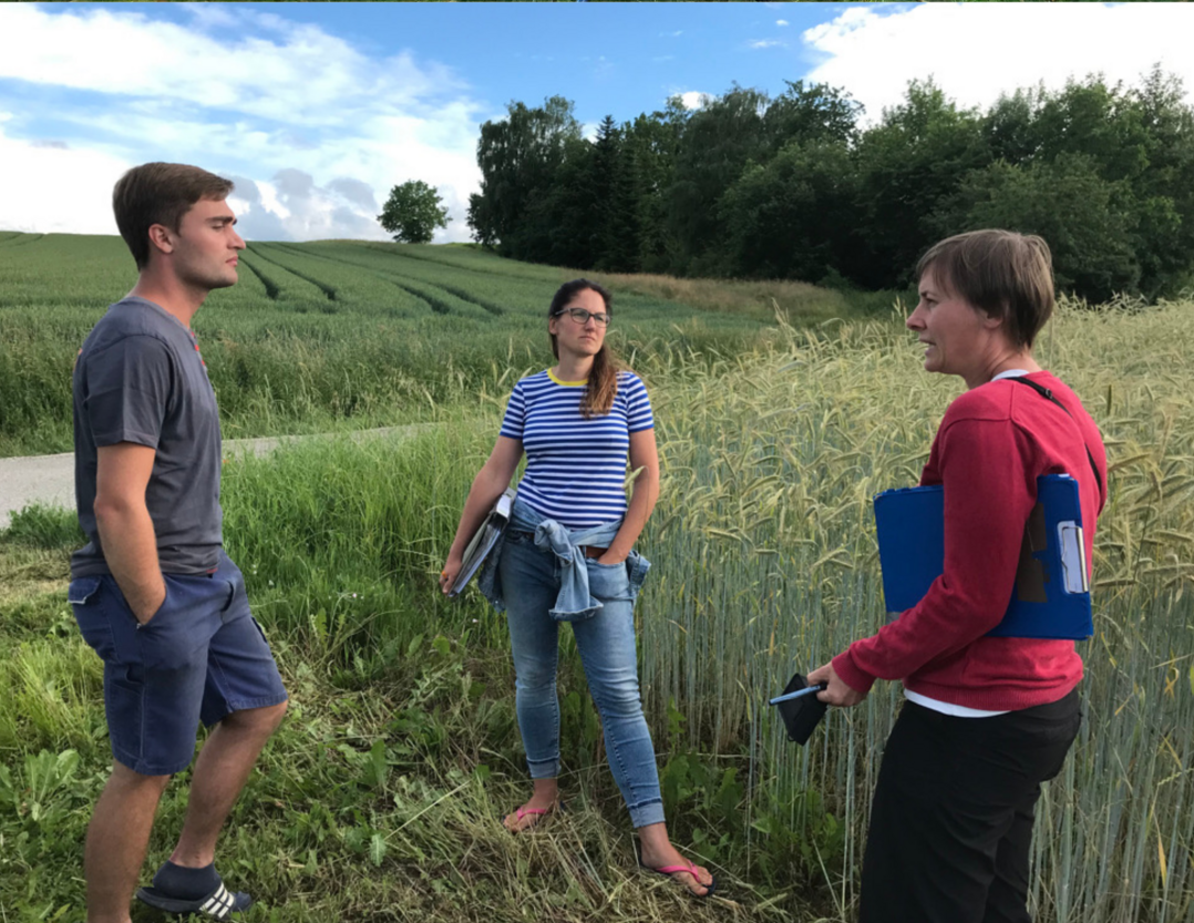Mit ihrem regionalen Projekt A.ckerwert berät Lioba Degenfelder Flächeneigentümer:innen und Landwirt:innen.