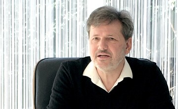 Olaf Deininger, Friedrichshafen/Bodensee, bis 2019 Chefredakteur des Handwerk-Magazins, davor Redaktionsleiter Neue Medien beim Deutschen Landwirtschaftsverlag, Mnchen, ist Wirtschaftsjournalist, Digitalexperte und schreibt fr Zeitungen und Fachmagazine ber Food, Medien und neue Technologien. 
