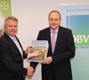 Bayer-Geschftsfhrer Dr. Helmut Schramm (links) bergibt die Unterschriftenlisten an DBV-Prsident Joachim Rukwied.