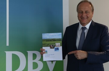 DBV-Prsident Joachim Rukwied prsentiert den neuen Geschftsbericht 2016/17 des Deutschen Bauernverbandes (DBV) anlsslich des Deutschen Bauerntages am 28. Juni 2017 in Berlin