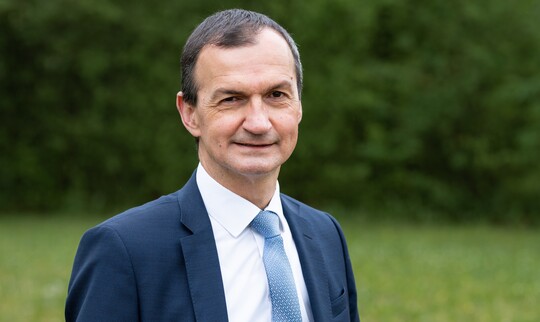   Andreas Kn�uer ist Gesch�ftsf�hrer bei der Buchstelle LBV GmbH, Stuttgart. Das Unternehmen mit �ber 430 Mitarbeitern hat Standorte in Stuttgart, Aalen, Bad Waldsee, Boxberg, Ravensburg und Weinsberg. 