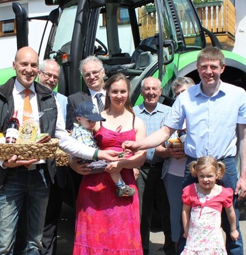 Agrotron-Schlssel bergeben: Carole und Jrgen Hieber (rechts) freuen sich mit ihren Kindern Hannes und Marlene. Den nagelneuen, 150 PS starken Deutz-Fahr bergab am 15. Juni 2013 Vertriebschef Alexander Leopold (Mitte) persnlich. Dabei (von links): Regionalleiter Andreas Bpple, BWagrar-Anzeigenleiter Gerhard Kretschmer, Hndler Gnther Hofelich, Verlagsleiter Gerd Friedrich, Verkaufsplaner Klaus Schber und die Eltern Georg und Marianne Hieber.